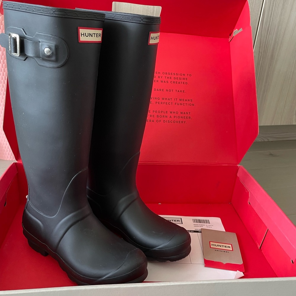 Hunter tall rain boots. Brand new. Size US 6 Black